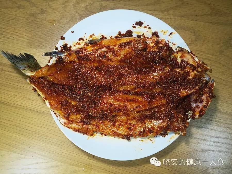 虹鳟鱼的做法，红烧虹鳟鱼的做法（喷香烤鱼在家也能做－韭菜麻辣烤虹鳟鱼）