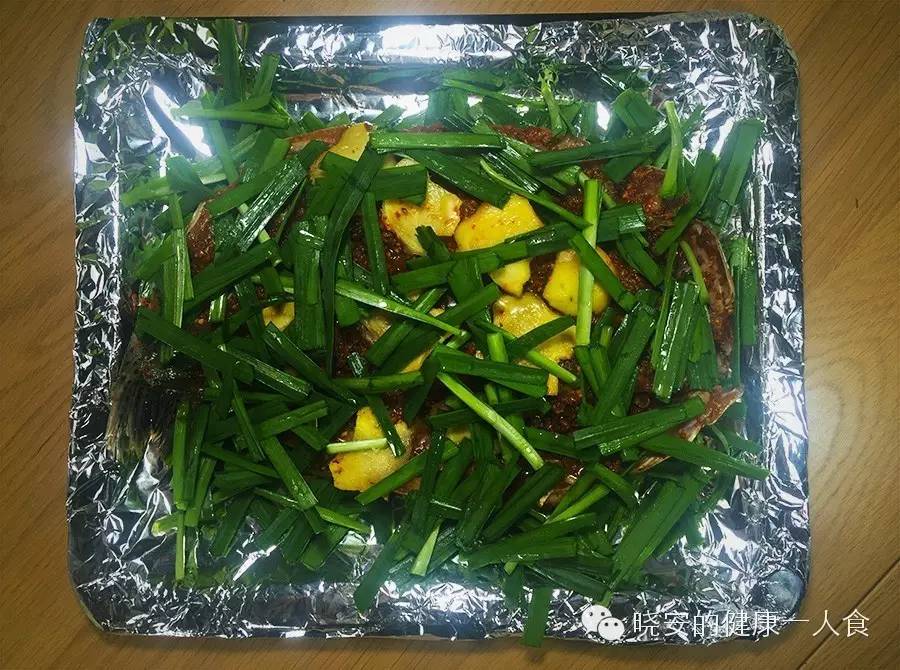 虹鳟鱼的做法，红烧虹鳟鱼的做法（喷香烤鱼在家也能做－韭菜麻辣烤虹鳟鱼）