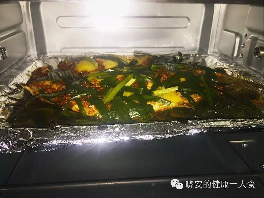 虹鳟鱼的做法，红烧虹鳟鱼的做法（喷香烤鱼在家也能做－韭菜麻辣烤虹鳟鱼）