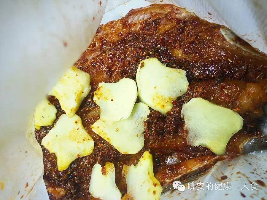 虹鳟鱼的做法，红烧虹鳟鱼的做法（喷香烤鱼在家也能做－韭菜麻辣烤虹鳟鱼）