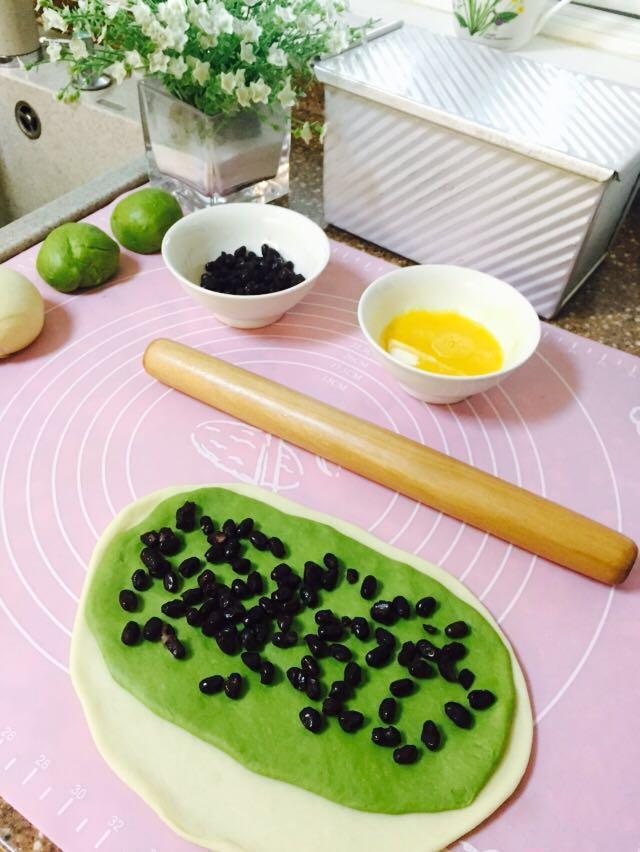 自制抹茶蜜豆牛奶吐司，当烤箱飘出淡淡的茶香，完美！