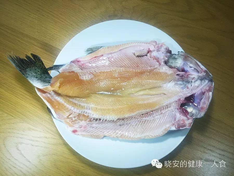 虹鳟鱼的做法，红烧虹鳟鱼的做法（喷香烤鱼在家也能做－韭菜麻辣烤虹鳟鱼）