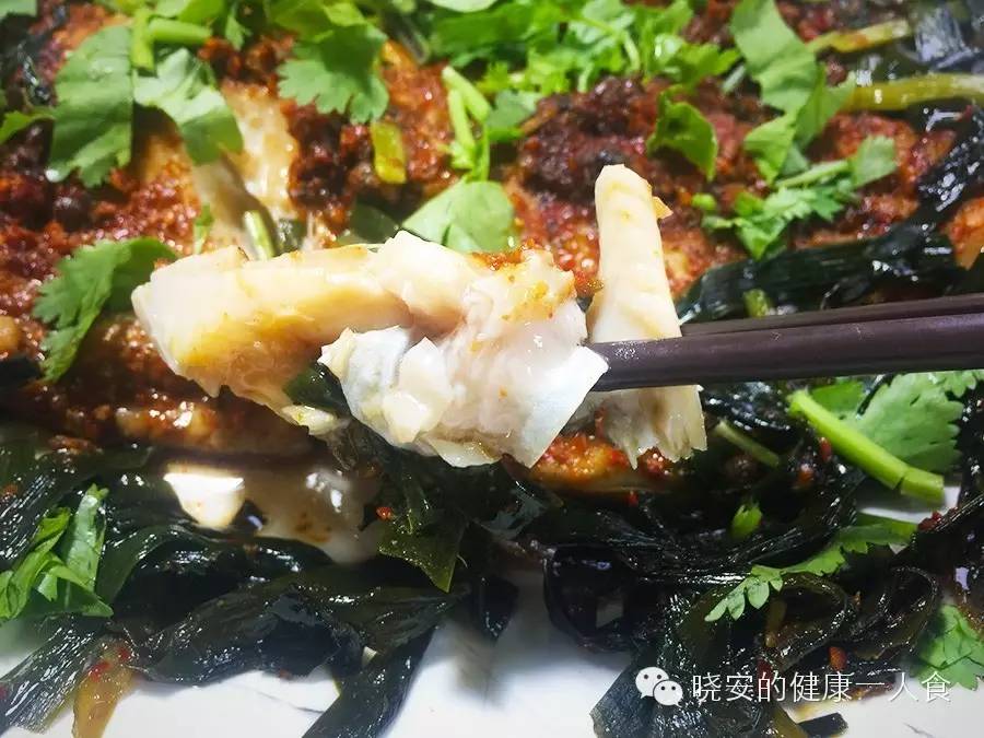 虹鳟鱼的做法，红烧虹鳟鱼的做法（喷香烤鱼在家也能做－韭菜麻辣烤虹鳟鱼）