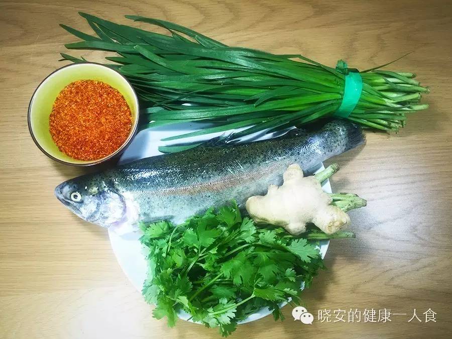 虹鳟鱼的做法，红烧虹鳟鱼的做法（喷香烤鱼在家也能做－韭菜麻辣烤虹鳟鱼）