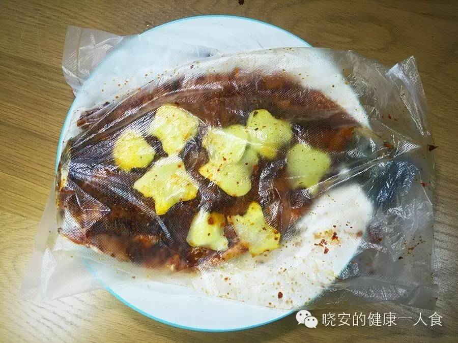 虹鳟鱼的做法，红烧虹鳟鱼的做法（喷香烤鱼在家也能做－韭菜麻辣烤虹鳟鱼）