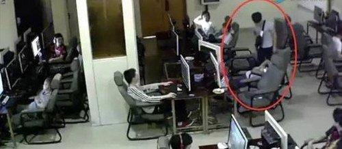 玩手机时触电身亡，充电时玩手机为什么会触电身亡（18岁男生玩手机触电身亡）