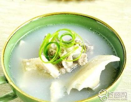 榴莲壳煲排骨汤的功效，榴莲壳煲排骨汤的功效还是榴莲味吗（榴莲壳炖排骨的功效）