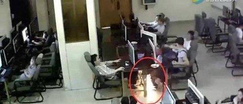 玩手机时触电身亡，充电时玩手机为什么会触电身亡（18岁男生玩手机触电身亡）