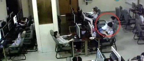 玩手机时触电身亡，充电时玩手机为什么会触电身亡（18岁男生玩手机触电身亡）