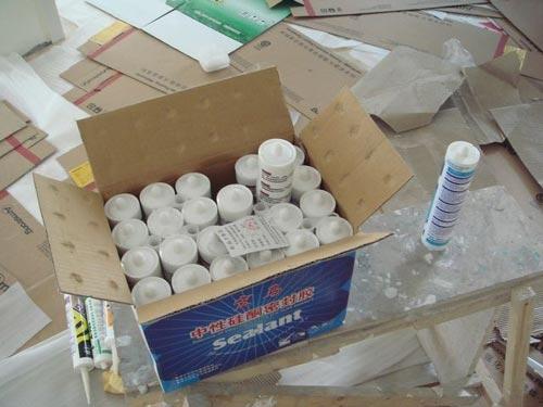 玻璃胶用什么洗，玻璃胶用什么可以洗掉（去除玻璃胶小窍门）