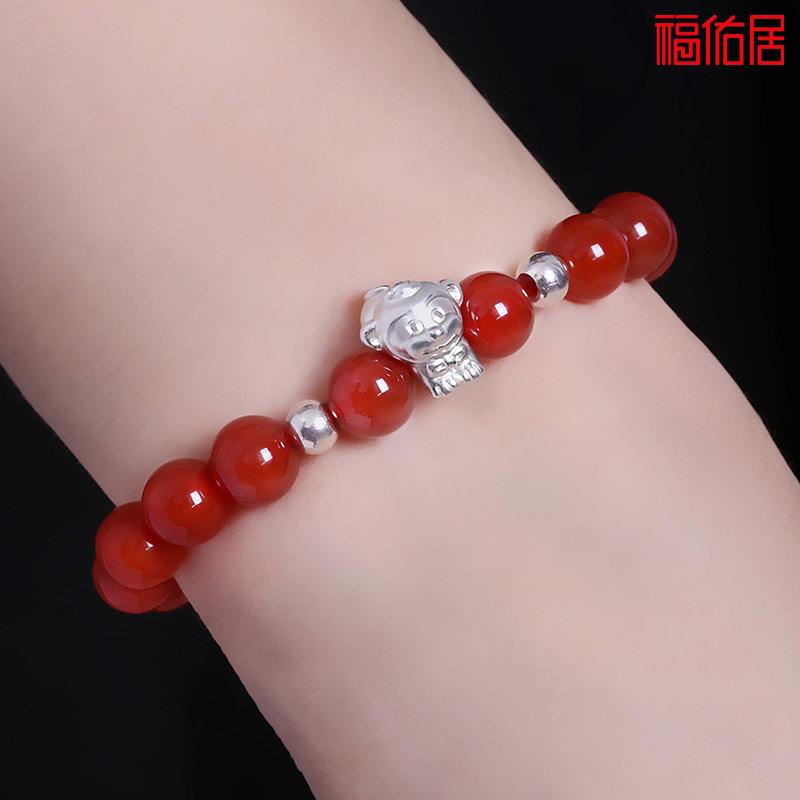 朱砂戴哪只手辟邪，为什么朱砂要戴在左手（属猴人士16年必戴的本命年红绳）