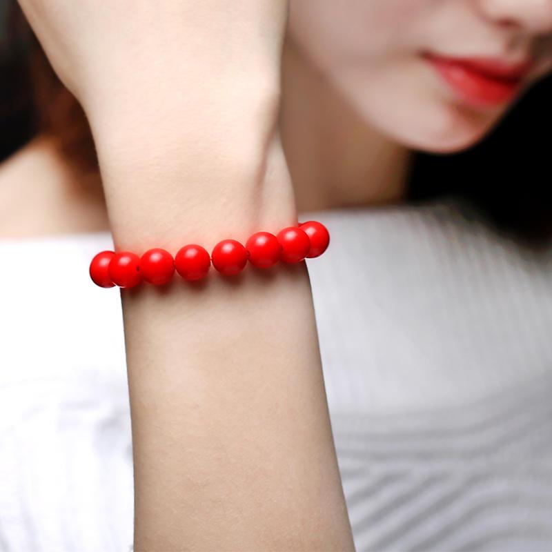 朱砂戴哪只手辟邪，为什么朱砂要戴在左手（属猴人士16年必戴的本命年红绳）