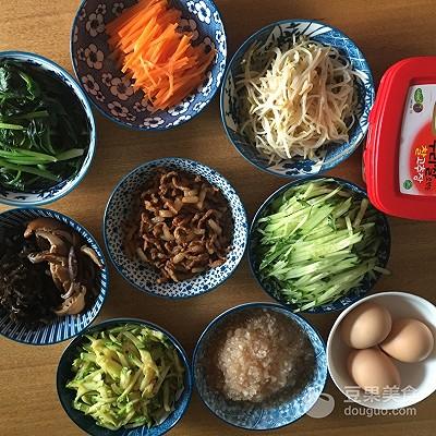 老式石锅拌饭的做法，传统石锅拌饭做法（石锅拌饭的做法）