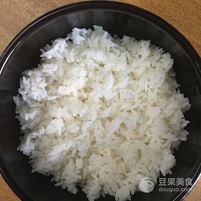 老式石锅拌饭的做法，传统石锅拌饭做法（石锅拌饭的做法）