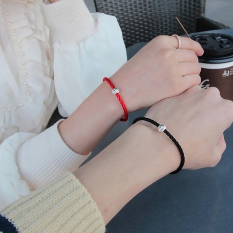 朱砂戴哪只手辟邪，为什么朱砂要戴在左手（属猴人士16年必戴的本命年红绳）