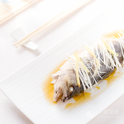 清蒸鲈鱼正宗做法，清蒸鲈鱼的正宗方法（清蒸鲈鱼的做法）