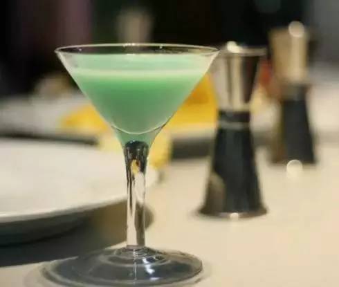 鸡尾酒的种类，鸡尾酒的名称（5款最常见鸡尾酒帮你应付各种场合）
