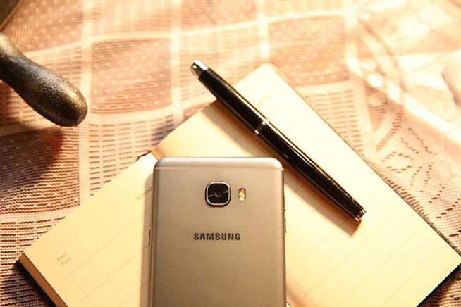 三星c7怎么样,三星c7pro的缺点(刚刚好的金属实力派)