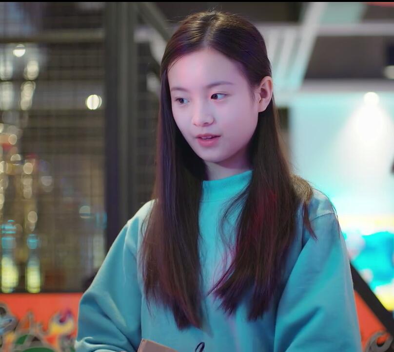 李庚希确实是个00后,纯新人,倒是很符合剧里的萝莉少女设定,并且她把