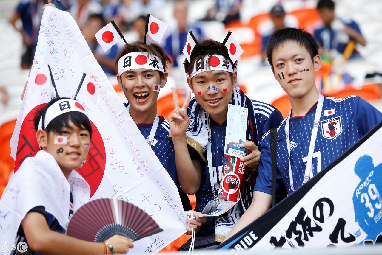 日本男女球迷世界杯现场戴面具观看比赛，为日本队呐喊