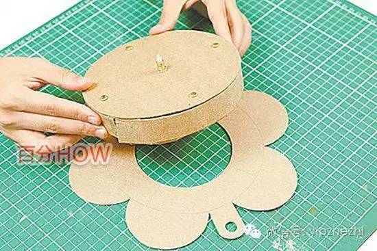 如何用手工纸制作钟表，怎么用纸制作钟表（纸箱瓦楞纸千万别扔掉,达人教你怎么做花瓣时钟）