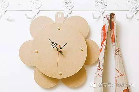 如何用手工纸制作钟表，怎么用纸制作钟表（纸箱瓦楞纸千万别扔掉,达人教你怎么做花瓣时钟）