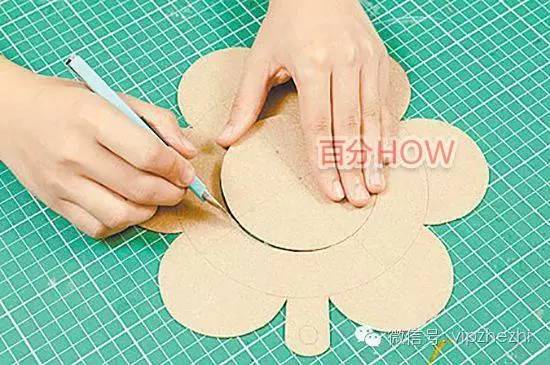 如何用手工纸制作钟表，怎么用纸制作钟表（纸箱瓦楞纸千万别扔掉,达人教你怎么做花瓣时钟）