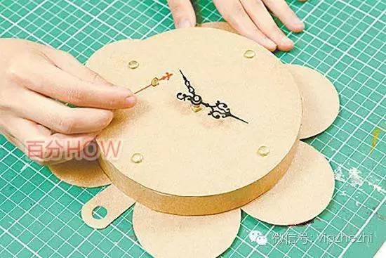 如何用手工纸制作钟表，怎么用纸制作钟表（纸箱瓦楞纸千万别扔掉,达人教你怎么做花瓣时钟）