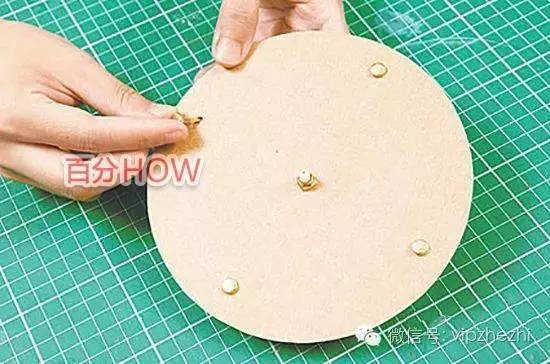 如何用手工纸制作钟表，怎么用纸制作钟表（纸箱瓦楞纸千万别扔掉,达人教你怎么做花瓣时钟）