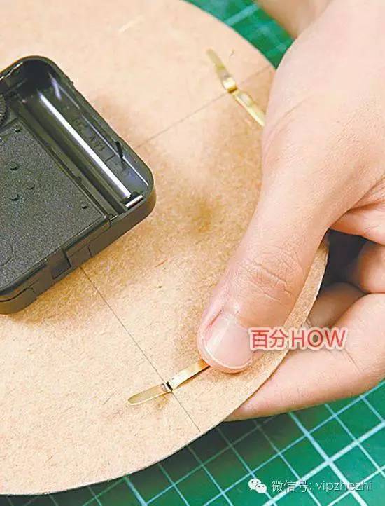 如何用手工纸制作钟表，怎么用纸制作钟表（纸箱瓦楞纸千万别扔掉,达人教你怎么做花瓣时钟）