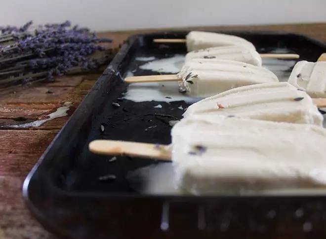 冰糖浆的熬制方法，冰糖怎样熬制糖浆（一个月都不用再买那些满满添加剂的冰镇饮料了）