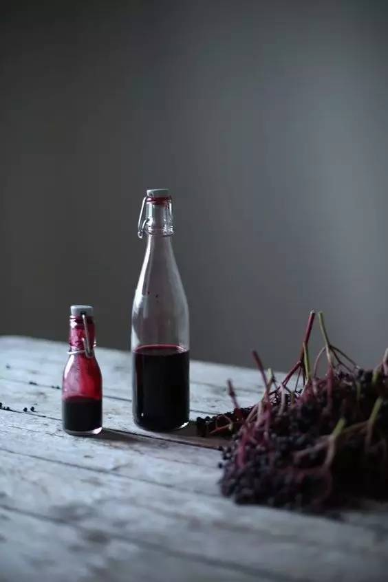 冰糖浆的熬制方法，冰糖怎样熬制糖浆（一个月都不用再买那些满满添加剂的冰镇饮料了）