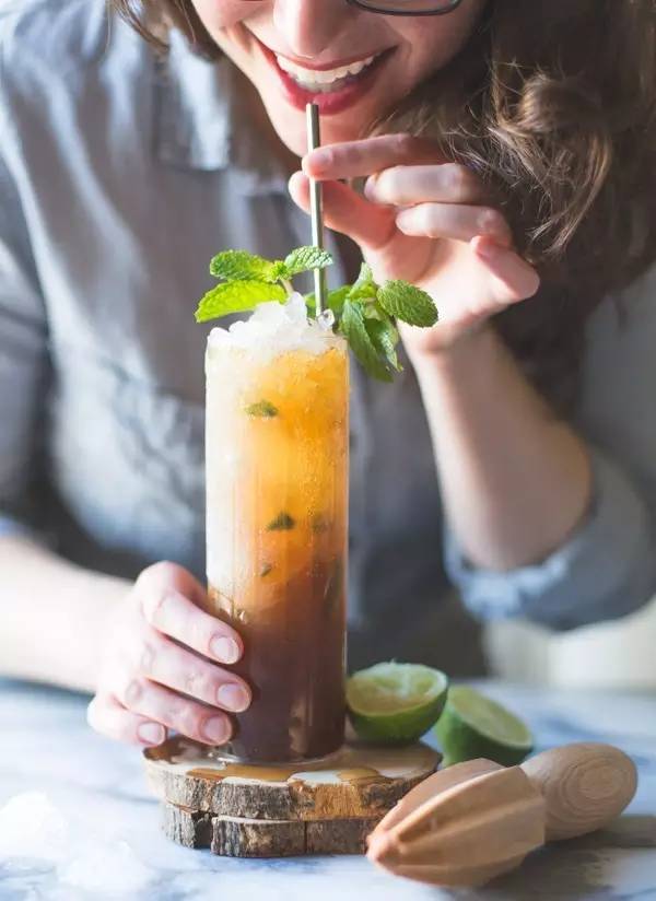 冰糖浆的熬制方法，冰糖怎样熬制糖浆（一个月都不用再买那些满满添加剂的冰镇饮料了）