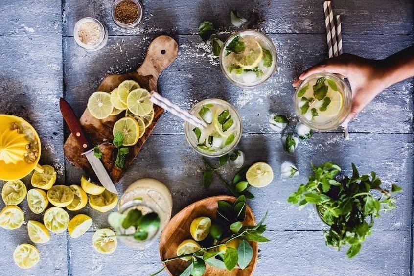 冰糖浆的熬制方法，冰糖怎样熬制糖浆（一个月都不用再买那些满满添加剂的冰镇饮料了）