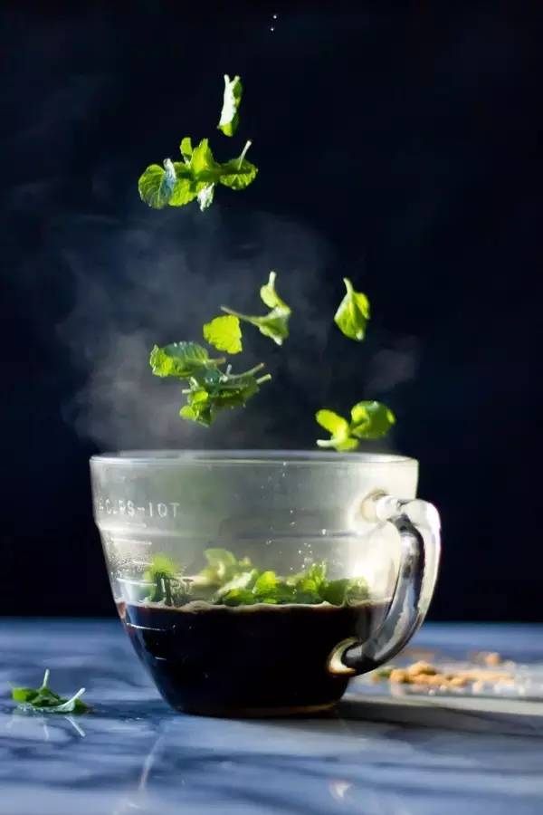 冰糖浆的熬制方法，冰糖怎样熬制糖浆（一个月都不用再买那些满满添加剂的冰镇饮料了）