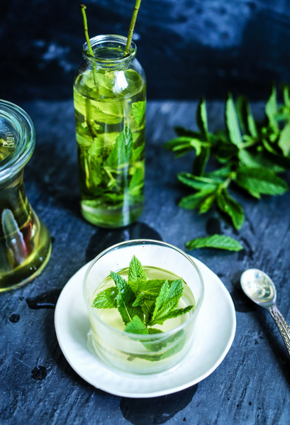 冰糖浆的熬制方法，冰糖怎样熬制糖浆（一个月都不用再买那些满满添加剂的冰镇饮料了）