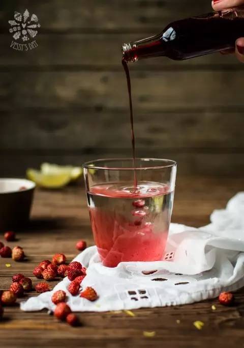 冰糖浆的熬制方法，冰糖怎样熬制糖浆（一个月都不用再买那些满满添加剂的冰镇饮料了）