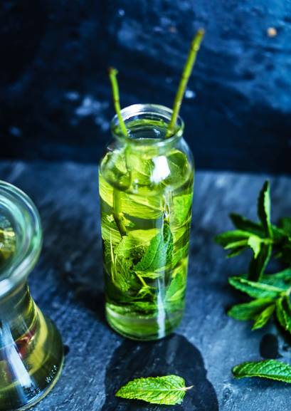 冰糖浆的熬制方法，冰糖怎样熬制糖浆（一个月都不用再买那些满满添加剂的冰镇饮料了）