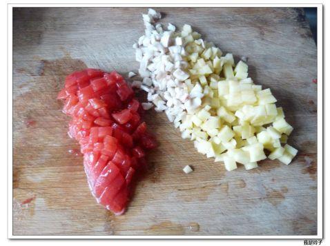 土豆面条怎么做，炒面条的家常做法视频（蕃茄土豆面条）