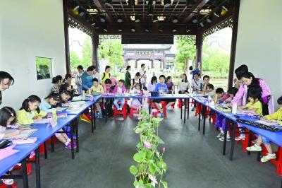 如何手动画荷花，荷花怎么画一步一步教（高校师生沙湖公园教小学生画画）