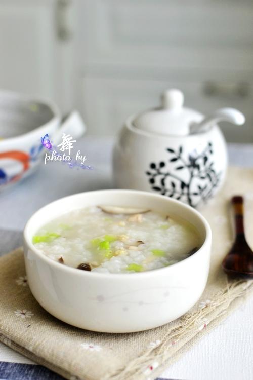炖盅怎么熬粥油，炖盅炖汤很多油怎么办（#吃炖好的#鸡丝香菇粥-老少皆宜）