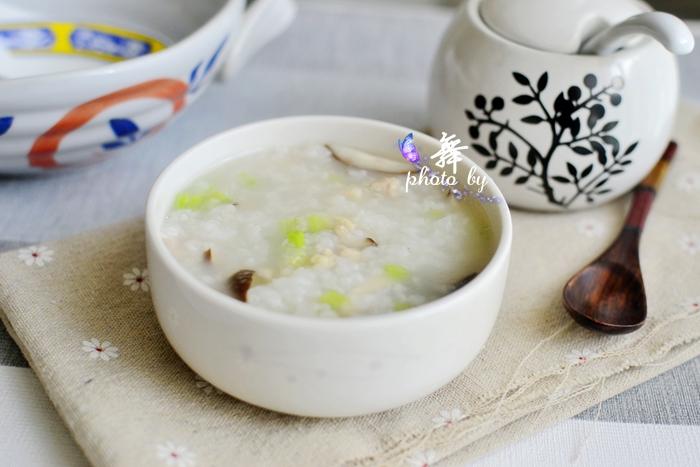 炖盅怎么熬粥油，炖盅炖汤很多油怎么办（#吃炖好的#鸡丝香菇粥-老少皆宜）