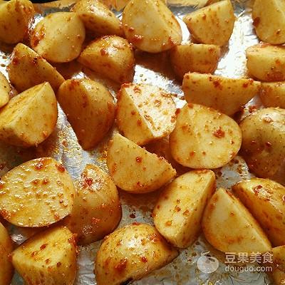 烤小土豆怎么做，烤小土豆怎么做才好吃（烤小土豆的做法）