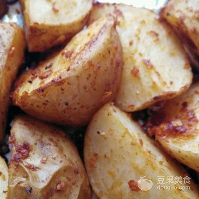 烤小土豆怎么做，烤小土豆怎么做才好吃（烤小土豆的做法）