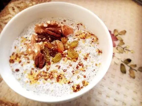 早餐速食燕麦简单吃法，早餐燕麦怎么吃（你所不知道的7种吃法详解）