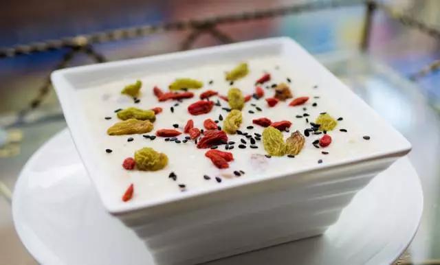 早餐速食燕麦简单吃法，早餐燕麦怎么吃（你所不知道的7种吃法详解）