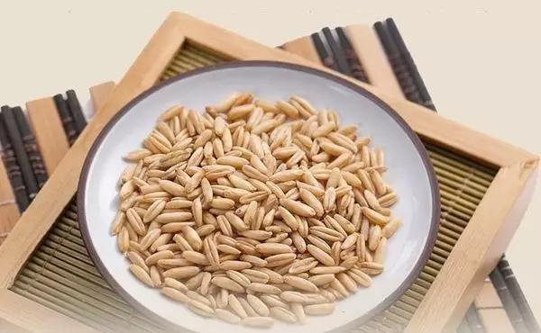 早餐速食燕麦简单吃法，早餐燕麦怎么吃（你所不知道的7种吃法详解）