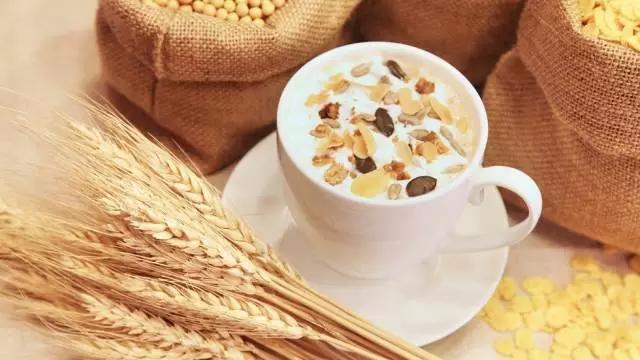 早餐速食燕麦简单吃法，早餐燕麦怎么吃（你所不知道的7种吃法详解）