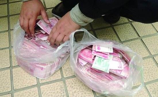 梦见给人钱的预兆是什么，梦见给人钱啥意思（梦见自己捡钱是什么意思）