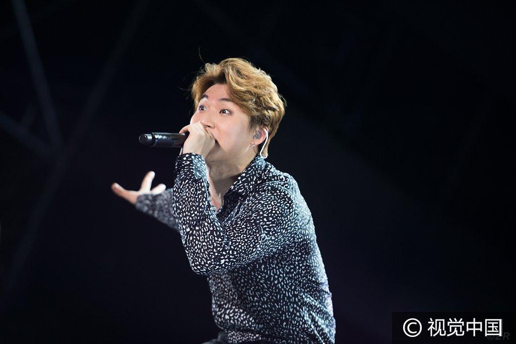 Bigbang全国巡演洛阳站 权志龙抛媚眼耍帅、Top眼神深情